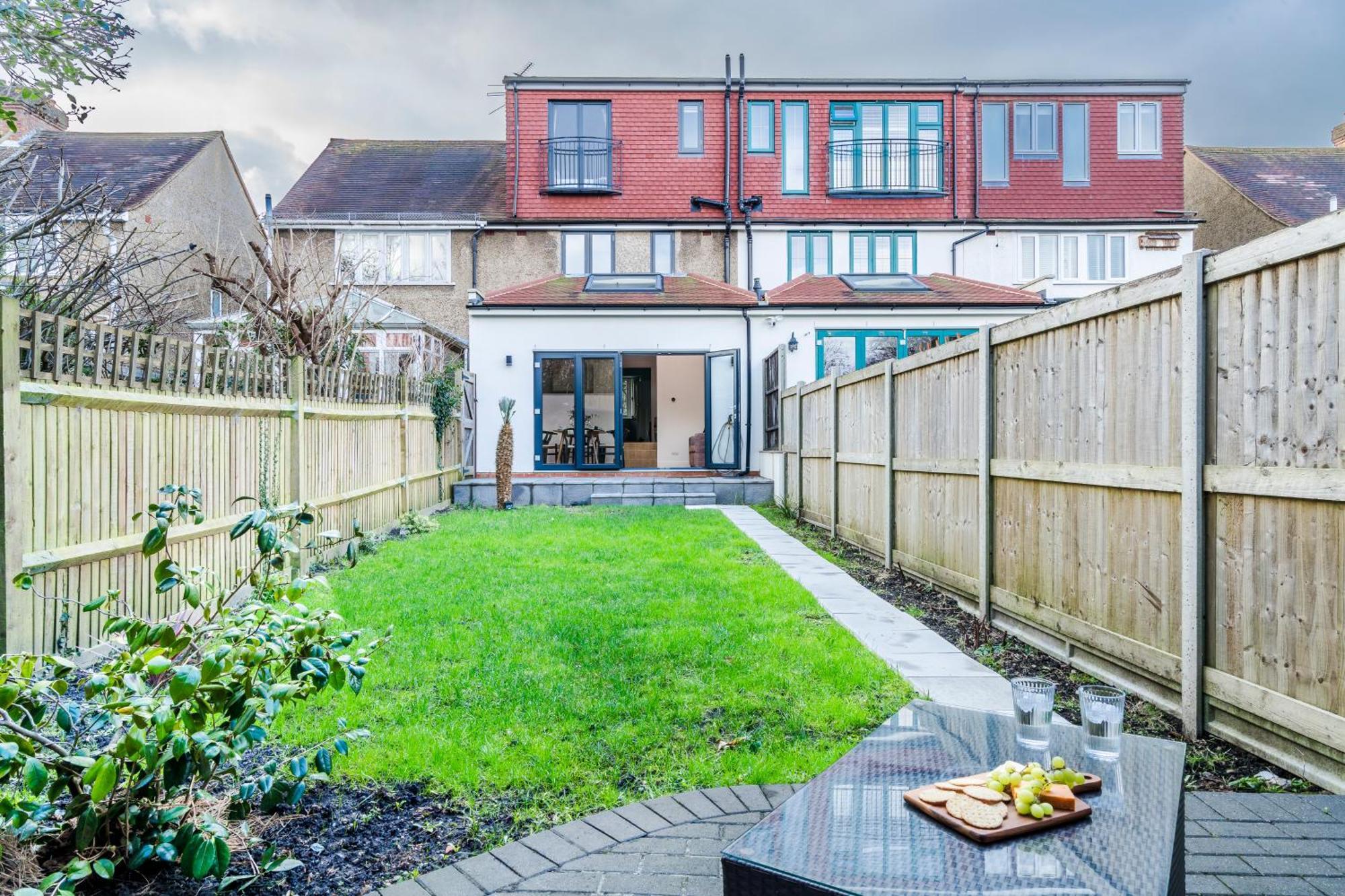 Cozy 3 Bedroom Terrace Cottage In Epsom Exterior photo