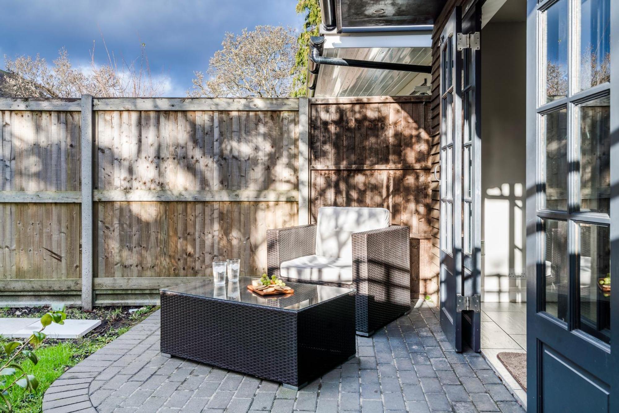 Cozy 3 Bedroom Terrace Cottage In Epsom Exterior photo