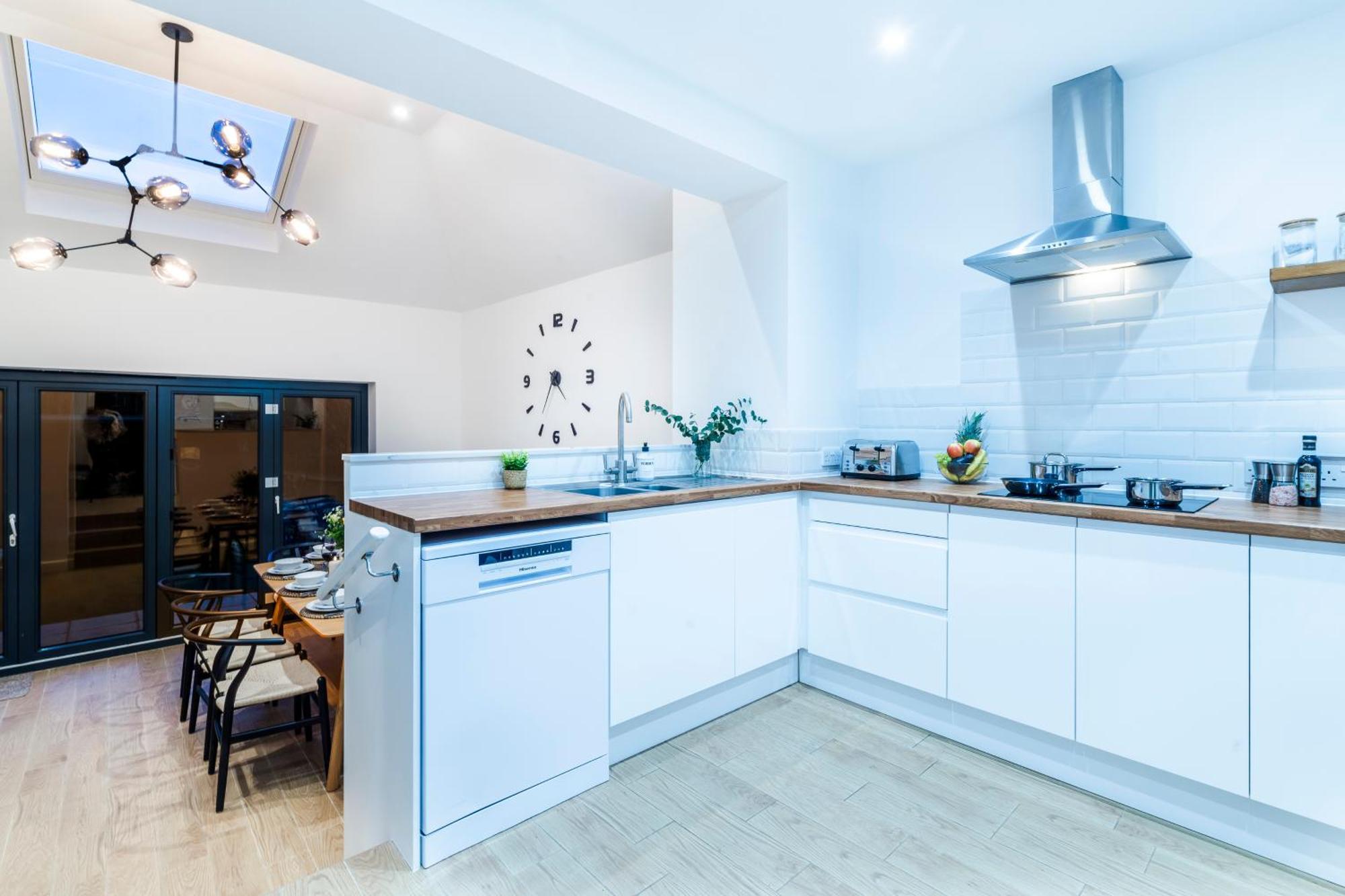 Cozy 3 Bedroom Terrace Cottage In Epsom Exterior photo